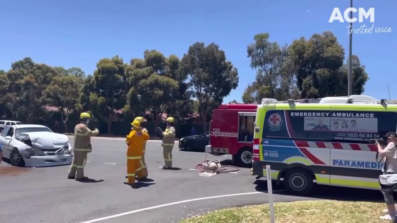 Emergency responders rescue woman trapped in car after Kangaroo Flat crash | December 2021 | Bendigo Advertiser