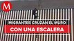 ¡Con una escalera! Captan a migrantes cruzando muro fronterizo hacia EU