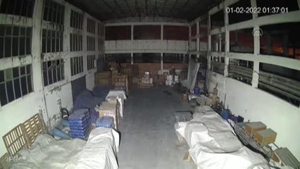 Kızılay deposundan malzeme çalan 4 zanlıdan 3'ü tutuklandı - Hırsızlık anı