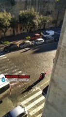 Pazzo a Termini distrugge auto