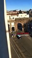 Pazzo a Termini viene fermato dai carabinieri dopo aver distrutto auto