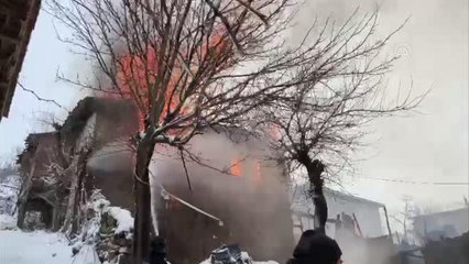 Ev yangınında bir kişi öldü, iki kişi yaralandı