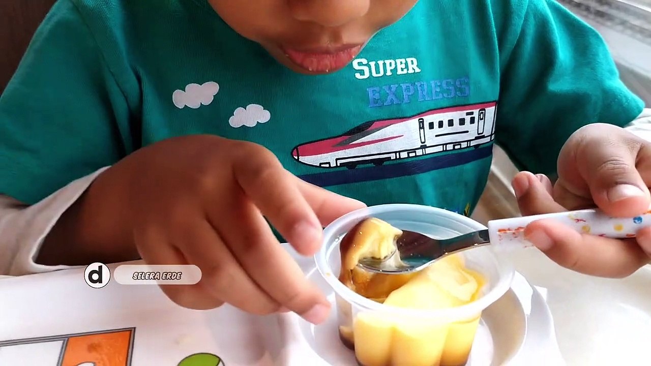 Mukbang Anak makan puding sambil lihat kereta cepat shinkansen Lewat