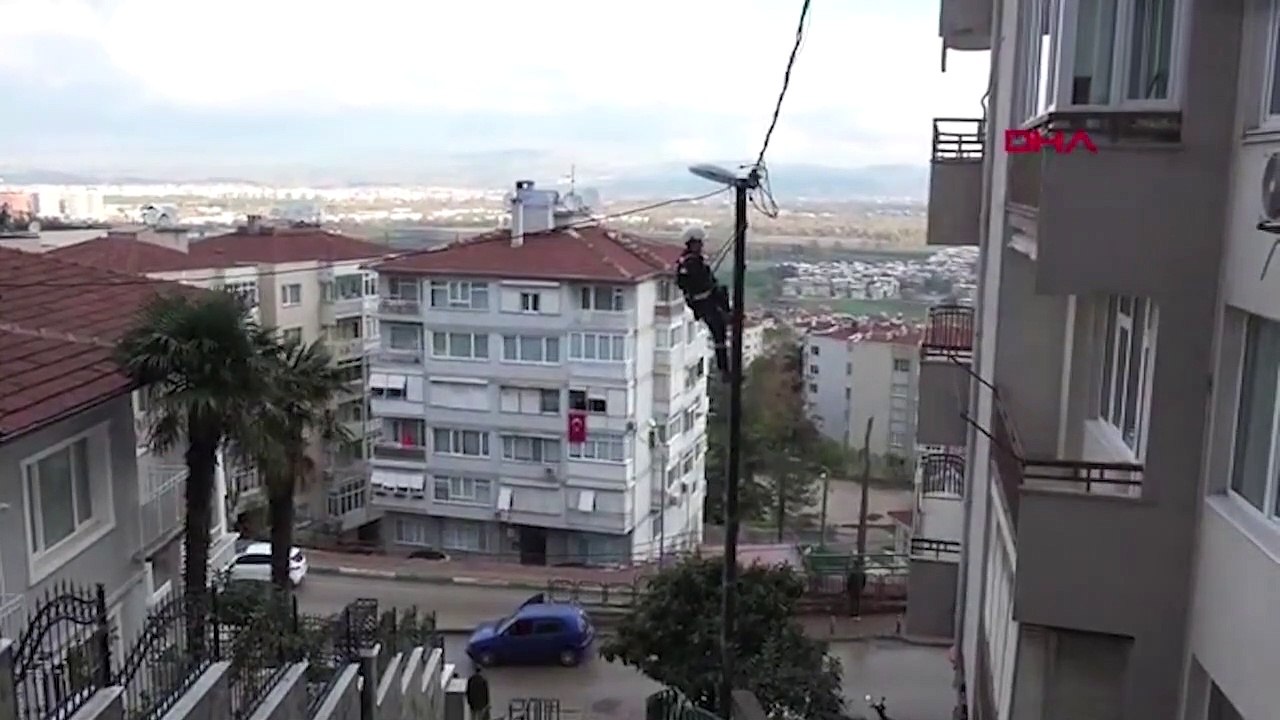 Elektrik direğinde saygı duruşu
