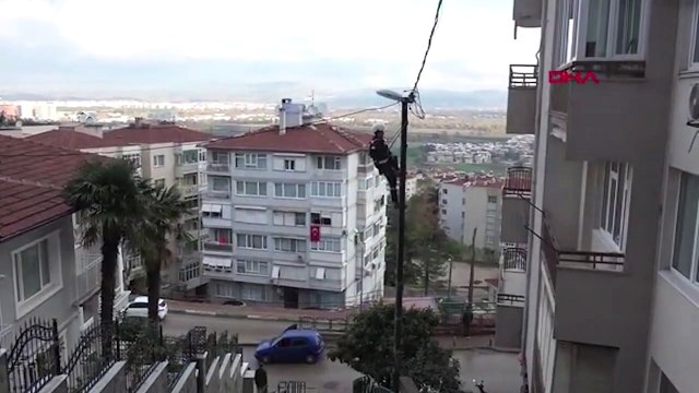 Elektrik direğinde saygı duruşu