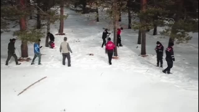 Mehmetçik ve doğa koruma görevlileri yaban hayatı için doğaya yem bıraktı