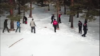 Mehmetçik ve doğa koruma görevlileri yaban hayatı için doğaya yem bıraktı