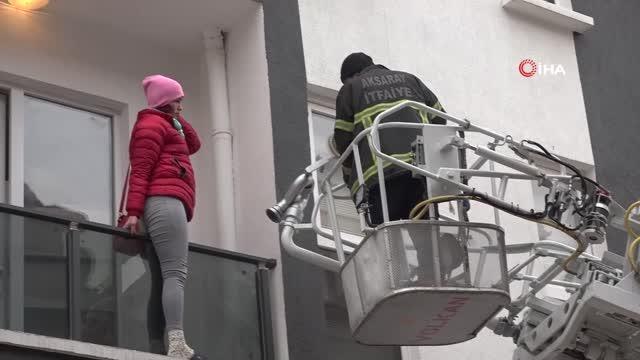 Son dakika haber... Sevgilisinin 2 hafta boyunca rezidansa kilitlediği kadını polis ve itfaiye kurtardı