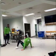 Joaquín bailando break dance en el vestuario / Instagram