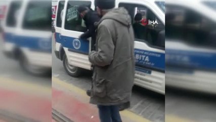 Fenalaşan yaşlı adamın imdadına zabıta yetişti