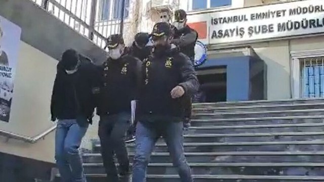 Kapıyı kaldırım taşıyla kırarak hırsızlık yaptılar