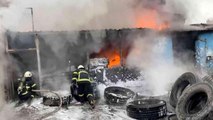 Aksaray'da lastikçi dükkanı alev alev yandı