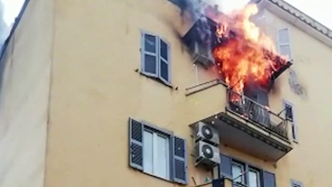 Roma, incendio in casa a Tor Sapienza: le fiamme avvolgono l'appartamento
