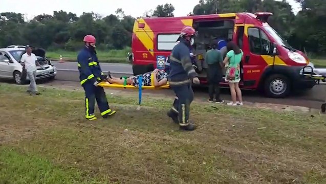 Colisão entre quatro carros deixa duas pessoas feridas na BR-277