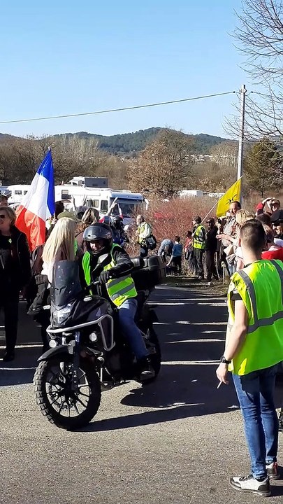 Le "convoi de la liberté" a quitté le Var sous les applaudissements et les klaxons
