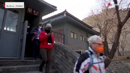 Journalists covering the Beijing Games visit Great Wall
