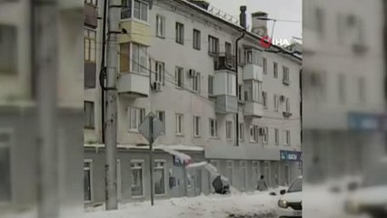 Kaldırımda yürüyen anne ve bebeğinin üstüne buz parçası düştü