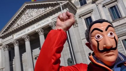 İspanya'da emeklilerden "La Casa de Papel" kostümlü protesto