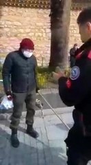 Polisten, engelli vatandaşa doğum günü sürprizi