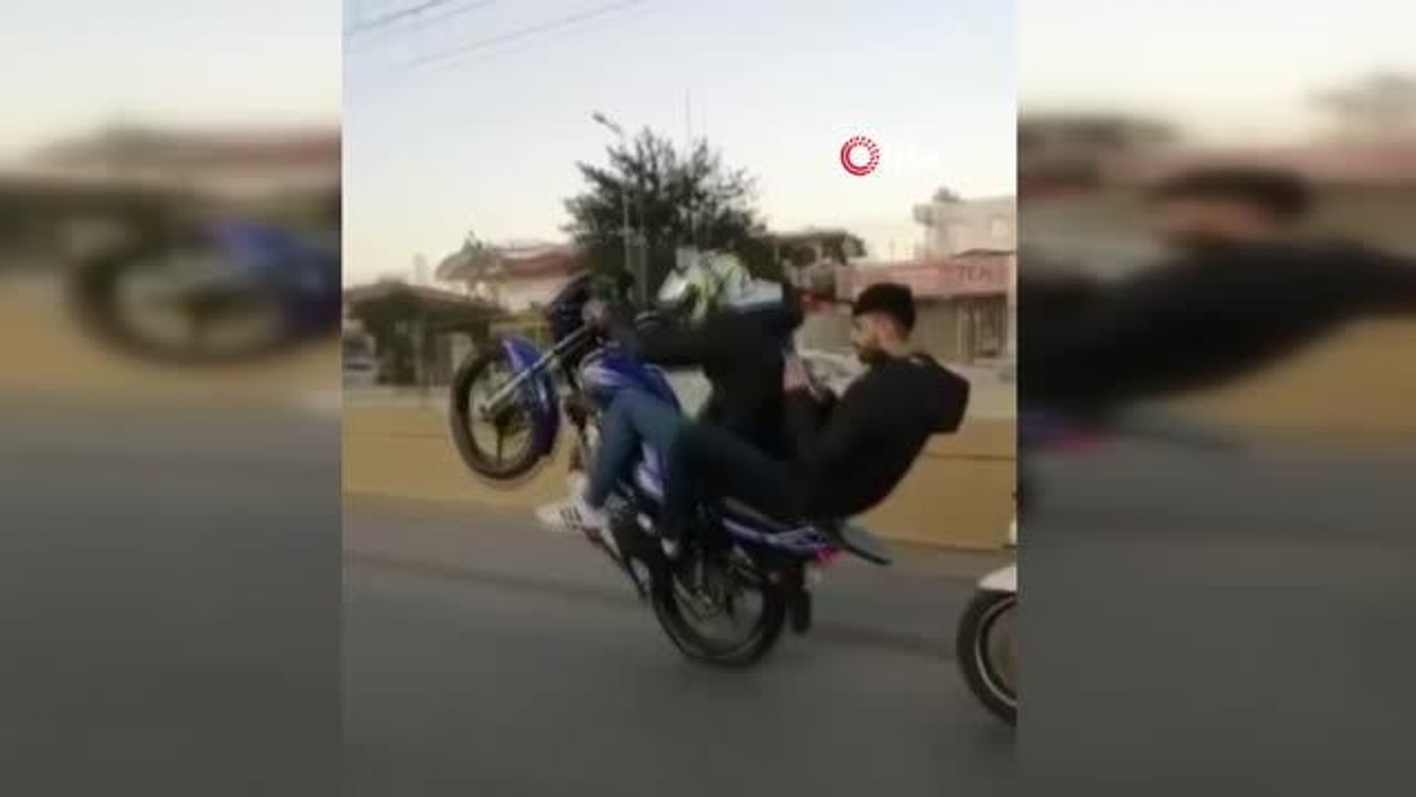 Antalya'da pes dedirten görüntü: Sürücü tek teker gitti, arkasında oturan ellerini bırakarak cep telefonu ile konuştu