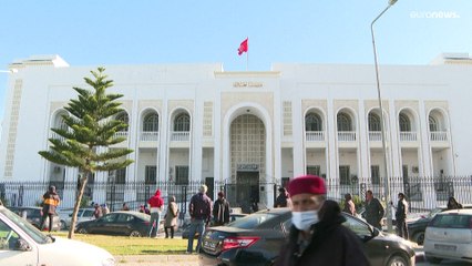 سعيّد يشدد قبضته على السلطة بتحرك ضد القضاة.. والمحاكم التونسية بلا مرافعات ولا محاكمات