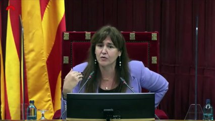 Borràs le exige a un diputado que se ponga la mascarilla... sin llevarla ella puesta