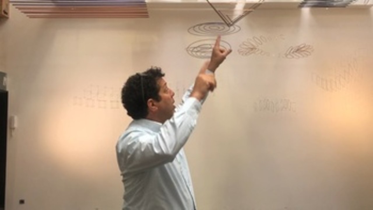 El artista venezolano Elías Crespín y sus máquinas danzantes