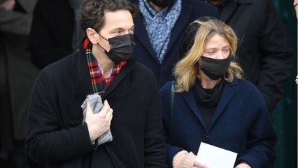 GALA VIDEO - “Elle me laisse sur le cul !” : Raphaël, son drôle de compliment à Mélanie Thierry