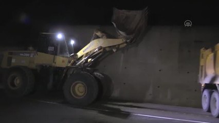 Heyelan, kara yolunda ulaşımı aksattı