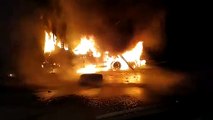 Bombeiros combatem incêndio em caminhão