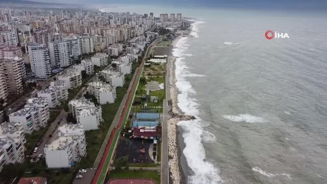 Doğu Akdeniz'de lodos... Dalgalar kıyı şeridini kapladı, tekneler açılamadı