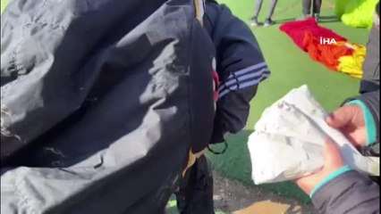 Karda aç kalan kuşları unutmayan paraşütçüler, havadan buğday bombası attı