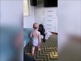 Ce bébé n'a pas peur de chiens plus gros que lui
