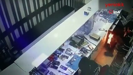 Cep telefonunun bataryası bomba gibi patladı