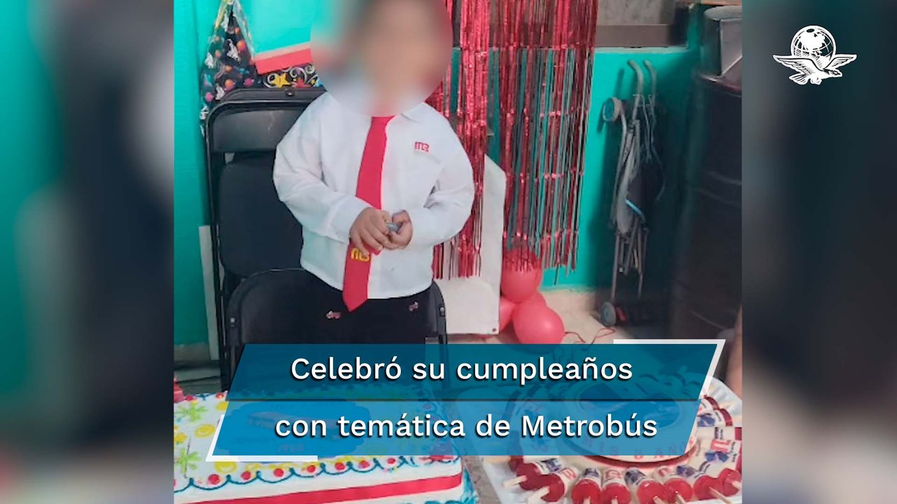 Con uniforme de operador y piñata de una unidad...