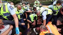Manifestantes antivacina enfrentam policiais na Nova Zelândia