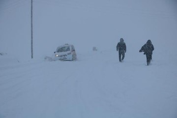 HAKKARİ KENT MERKEZİ İLE 2 İLÇESİNDE OKULLARA 'KAR' TATİLİ