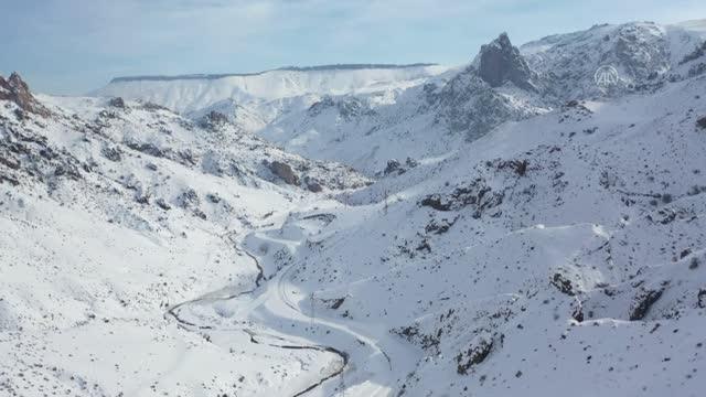 Tuzluca'da dereler dondu, evlerin çatılarında buz sarkıtları oluştu