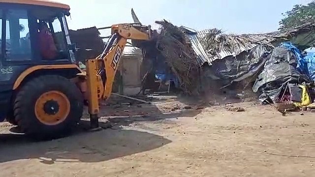 आरोपी गोलू खान के अतिक्रमण कर बनाए पोलट्री फार्म व हेतराम गुर्जर का अवैध घर किया तहस नहस
