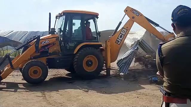 आरोपी गोलू खान के अतिक्रमण कर बनाए पोलट्री फार्म व हेतराम गुर्जर का अवैध घर किया तहस नहस