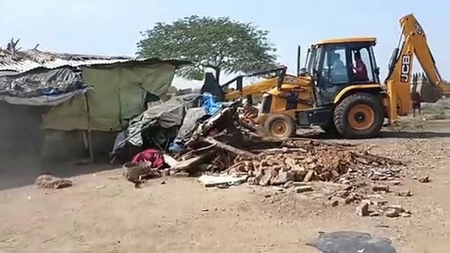 आरोपी गोलू खान के अतिक्रमण कर बनाए पोलट्री फार्म व हेतराम गुर्जर का अवैध घर किया तहस नहस