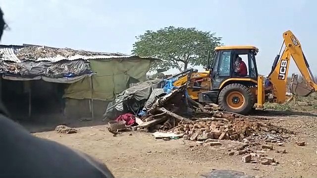आरोपी गोलू खान के अतिक्रमण कर बनाए पोलट्री फार्म व हेतराम गुर्जर का अवैध घर किया तहस नहस