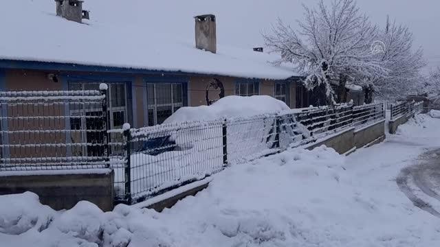 Tufanbeyli'de taşımalı eğitime kar engeli