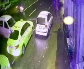 Kontrolsüz şekilde yola çıkan araca çarpıp takla attı...Kaza anı kamerada