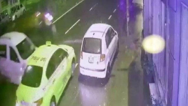 Kontrolsüz şekilde yola çıkan araca çarpıp takla attı