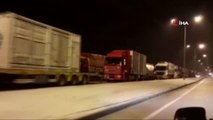 Kar nedeniyle yolda kalan vatandaşlara çorba ikramı