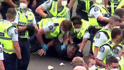 Yeni Zelanda'da aşı ve maske karşıtı eylemciler gözaltına alındı: 5 milyon nüfuslu ülkede, Kovid-19 salgını boyunca virüs kaynaklı 53 kişi öldü