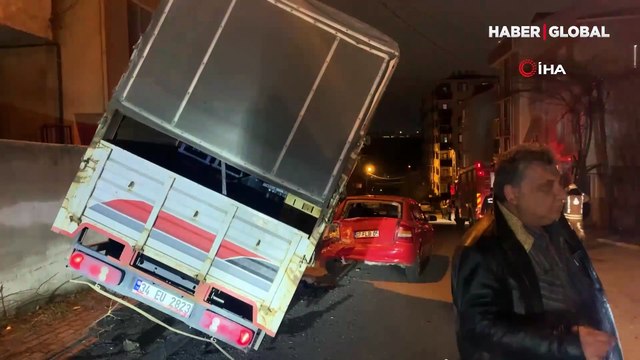 Pendik'te iki araca çarpıp kaldırıma çıkan kamyonet, iki teker üstünde askıda kaldı