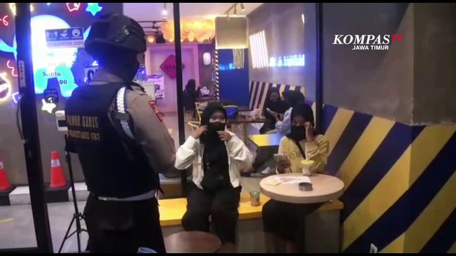 Prokes Ketat Polisi Bubarkan Kerumunan di Pusat Surabaya