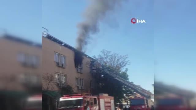 Alevlerden kaçıp kurtarılmayı beklediler...Otel lojmanında çıkan yangında alevlerin arasında böyle mahsur kaldılar